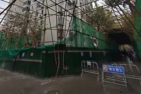 北京一改造小区窗外护栏被拆除，3岁女童从22楼坠亡，家属质疑施工方未做防护措施图片