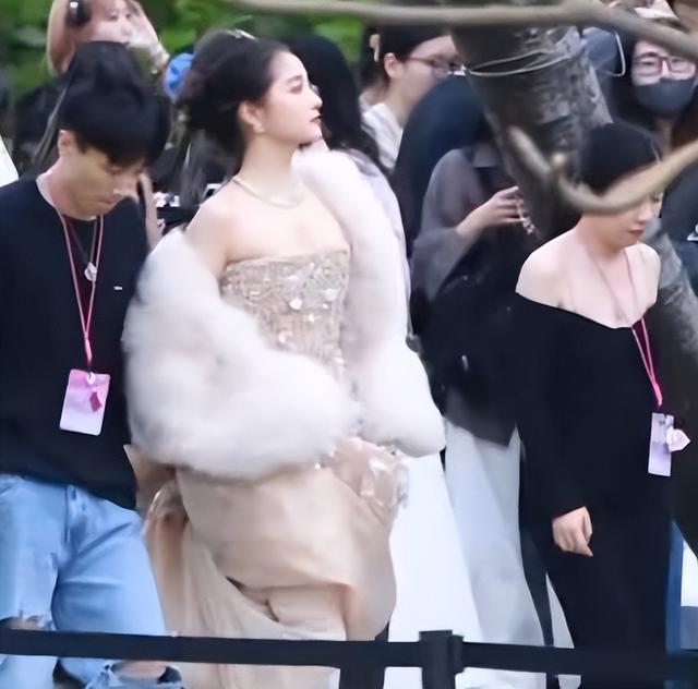 三亚红毯丑出圈，杨幂肉色内搭尴尬，关晓彤拖鞋辣眼，周冬雨驼背