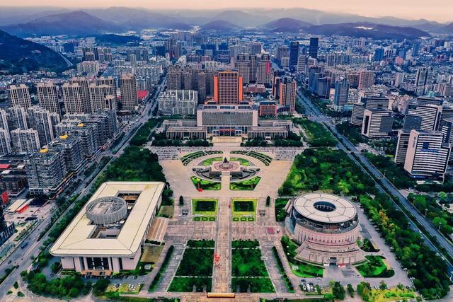 刚从福建龙岩回来，毫不客气的说，龙岩就是全国郊区城建天花板！