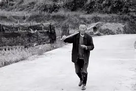 特等功臣在敬老院打零工，法院干部登门拜访：可找到你啦，老英雄图片