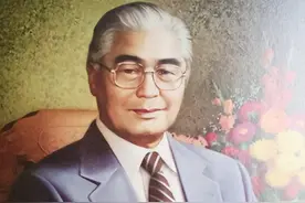 红色资本家荣毅仁：家族企业捐给国家，89岁逝世，今独子身价百亿图片