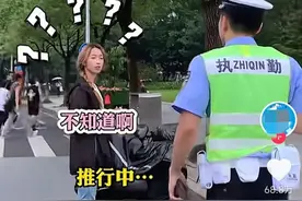 尴尬了！交警查头盔，女大学生一个神操作，直接把交警，整懵了图片
