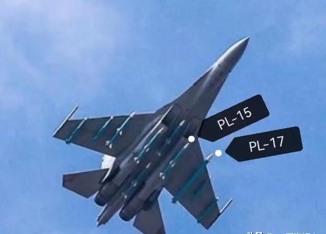 歼16不用冒险投弹！中国隐身“玄龙	”战机，首次与歼20编队亮相