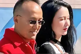 44岁张萌与秃顶老公同框，果然童话是骗人的， 颜值差距太明显！图片