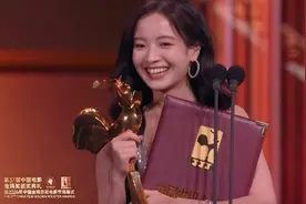 金鸡奖尴尬瞬间：李庚希拿奖台下大喊黑幕，陈凯歌握手跳过刘德华图片