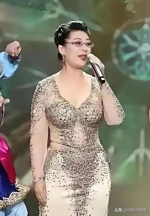 莫文蔚已够惊艳	，72岁关牧村却更夺目：岁月沉淀端庄歌声醇如陈酿