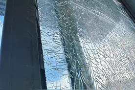 “我家里阳台上的玻璃突然裂开了……”TA们紧急行动→图片