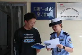兰州公安交警西固大队电动车挂牌“一站式”服务 打造交通安全宣传新阵地图片