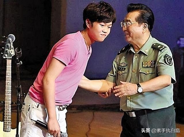 表面是演员，实际军衔却高到吓人，这6位明星个个深藏不露