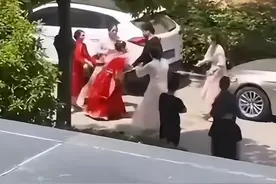 新娘听闺蜜话坚持要2.88万下车礼，新郎一家苦劝无果，下一秒傻眼图片