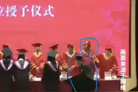 自食恶果，复旦大学男生毕业典礼打老师，结果考上北大也不给录取图片