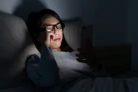 长期在睡前玩手机的人，会付出啥代价？医生：或要承担这5种痛苦图片