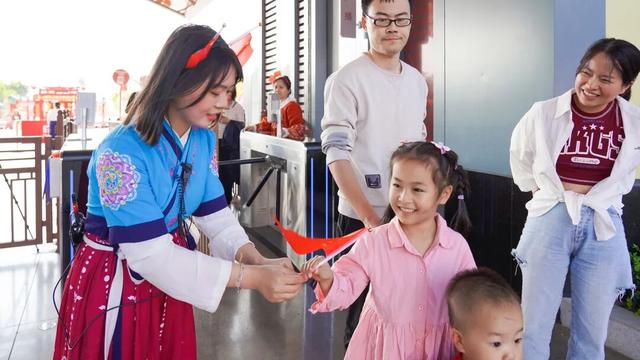假日温情满鹰潭，文旅服务暖人心【全球学子嘉游赣 奇绝鹰潭逍遥游】