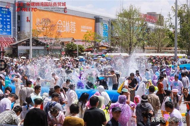 水花与火花共舞！新螺蛳湾泼水节开启“白天+黑夜”狂欢模式