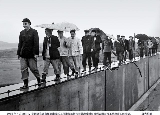 1949年，华国锋和妻子韩芝俊的合影	，她18岁，端庄贤惠，气质不凡