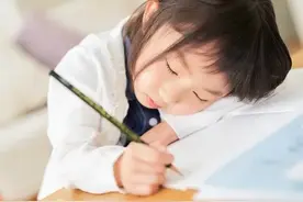 孩子写作业，遇到不会题就查手机，家长最好及时纠正。否则晚了图片