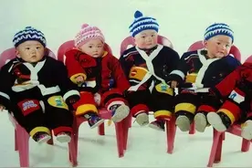 轰动一时的中国首例5胞胎：父亲过劳去世，孩子们22岁在上大学图片