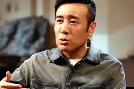 3岁丧父，吃姐姐奶水长大，成名后为8个哥姐买房，如今成为大明星图片