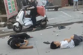 广西2名精神小伙飙车出事故，躺在地上哀嚎不断，路人：腿断了图片