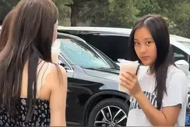 三里屯偶遇李小璐母女！13岁甜馨大口喝冰奶茶，皮肤又黑了一个度图片
