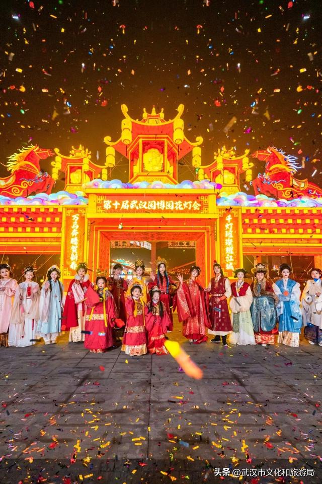 武汉最大发财树，三层楼高，明天亮！