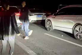 京哈高速部分路段出现拥堵，有司机下车踢毽子解闷图片