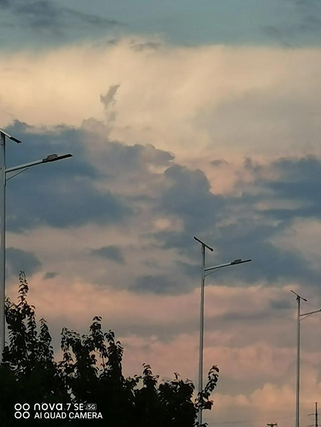 雨过天晴的傍晚看天空云朵