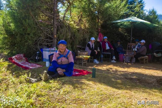 玉龙雪山前有很多野生婚纱基地，村民收费35元一场，露营却免费