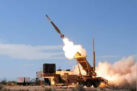 美国首次在菲部署中程导弹，不到一天，中方在美国后院点了一把火图片