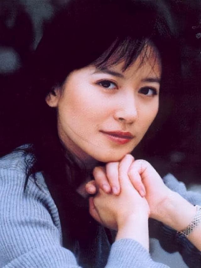 至今未婚未育，身边却有男人陪了近 20 年！54 岁的她才是人间清醒