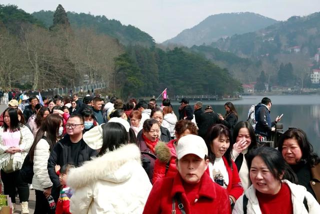 如琴湖畔人潮涌 锦绣谷中“人接龙”：庐山迎3月免票月客流高峰