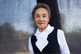 被85岁吴彦姝惊艳了！满头白发，不穿“老年装”，到老都优雅气质图片