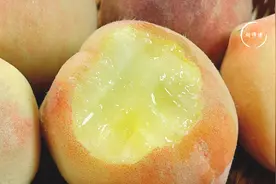 买桃子时，挑“圆头”还是“尖头”！老果农：差别很大，别买错了图片