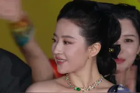 杭州这一夜，58岁李若彤与38岁刘亦菲，两代"小龙女"状态差距明显图片