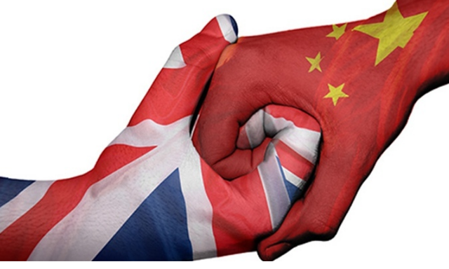 对中国有戒心？斯塔默专机落地神情紧张，随身携带的设备不简单