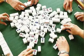 万大妈：打麻将脚底放一元硬币好还是五毛硬币好？老一辈经验分析图片