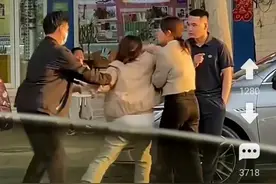 帅小伙被大妈怒扇巴掌后顺势倒地，大妈随之倒其怀里并亲了他一口图片