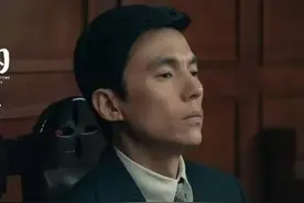 《群星闪耀时》华梁手上的刀疤，出卖了他的身份图片