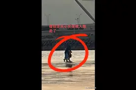 上海4岁女孩走失，后续来了，有网友拍到疑似女孩被人抱走！图片