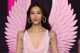 2024维密大秀：刘雯、贺聪太争气，Lisa排面足，整体却土味十足图片