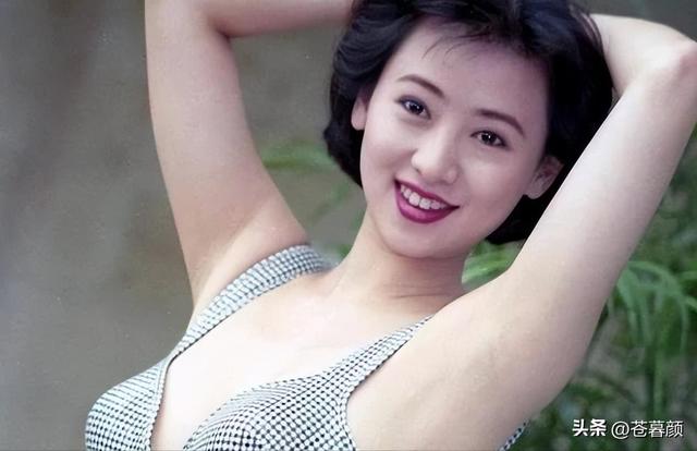 她出身清华大学，因拍三级片与父母决裂，如今再不让女儿进娱乐圈