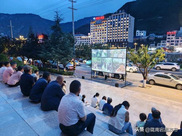 避暑胜地·康养宕昌｜夜逛宕昌：从舌尖到脚尖，游客乐不停