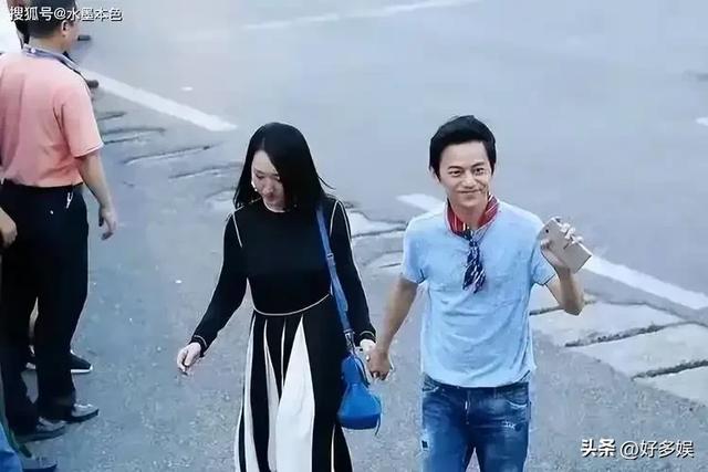 51岁的何炅，牵手54岁的杨钰莹，年过半百的俩人，画面温馨