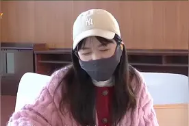 女子参加朋友婚礼误把1000元份子钱随错邻桌成人宴，想要回红包遭刁难，对方要求提供证据图片