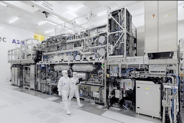 荷兰硬夺中资芯片公司，中国禁令反制，更糟的是：光刻机或遭停产