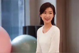 42岁万茜练瑜伽，深V美背，气质绝了！图片