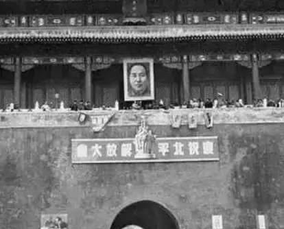 天安门城楼上，为何不悬挂毛主席的照片，反而要挂毛主席的画像?