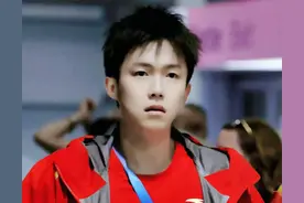 王楚钦放假染发外出游玩，“奶奶灰”的发色引人注目，评论区亮了图片