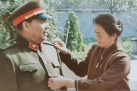 1984年，秦夫人为阅兵总指挥秦基伟整理军装，眼含热泪，满脸自豪图片