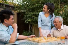 清明去看舅舅，车子走了三十分钟后，舅舅打来了电话，我听完哭了图片